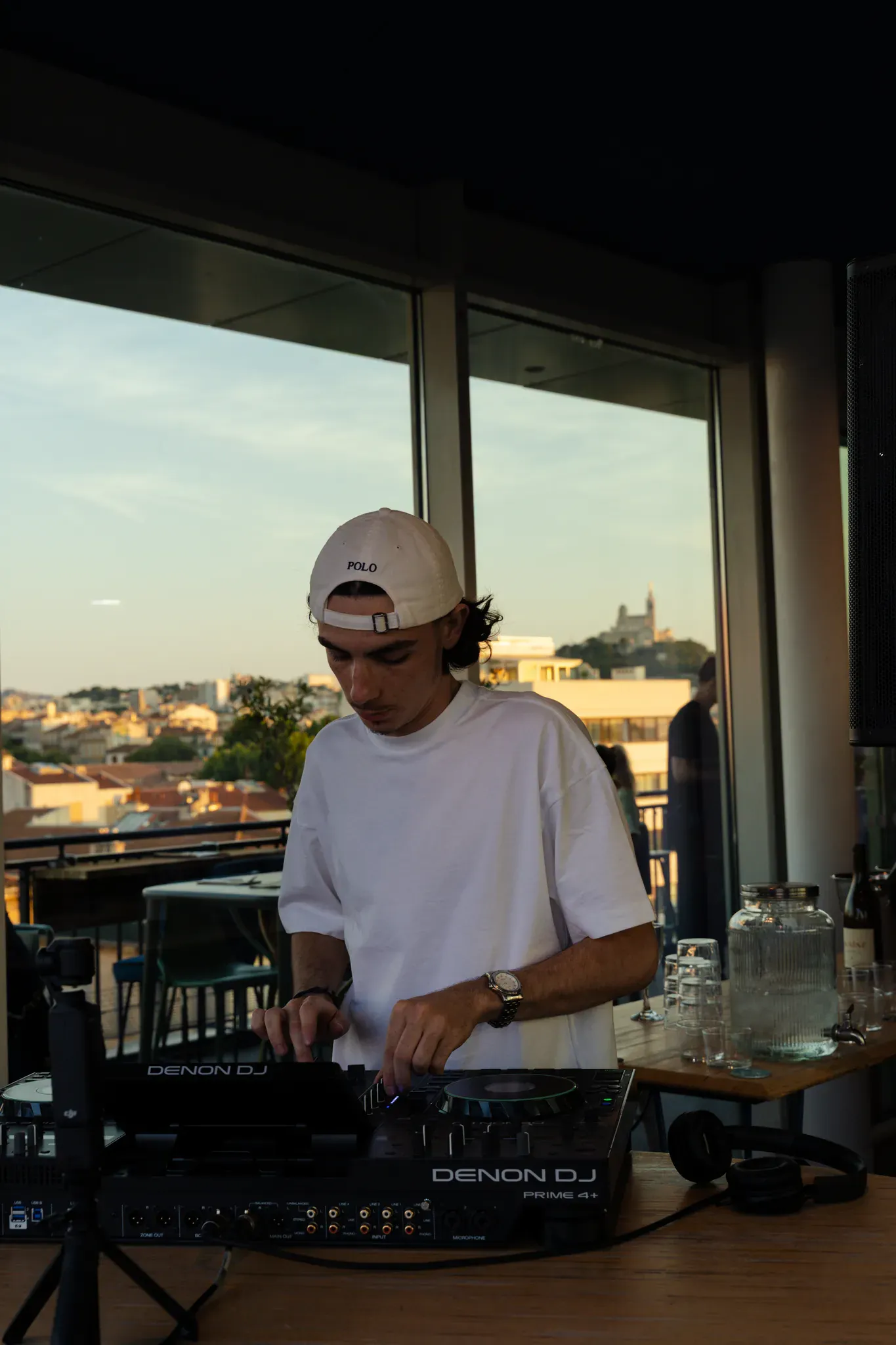 DJ set en terrasse avec vue sur Notre-Dame de la Garde