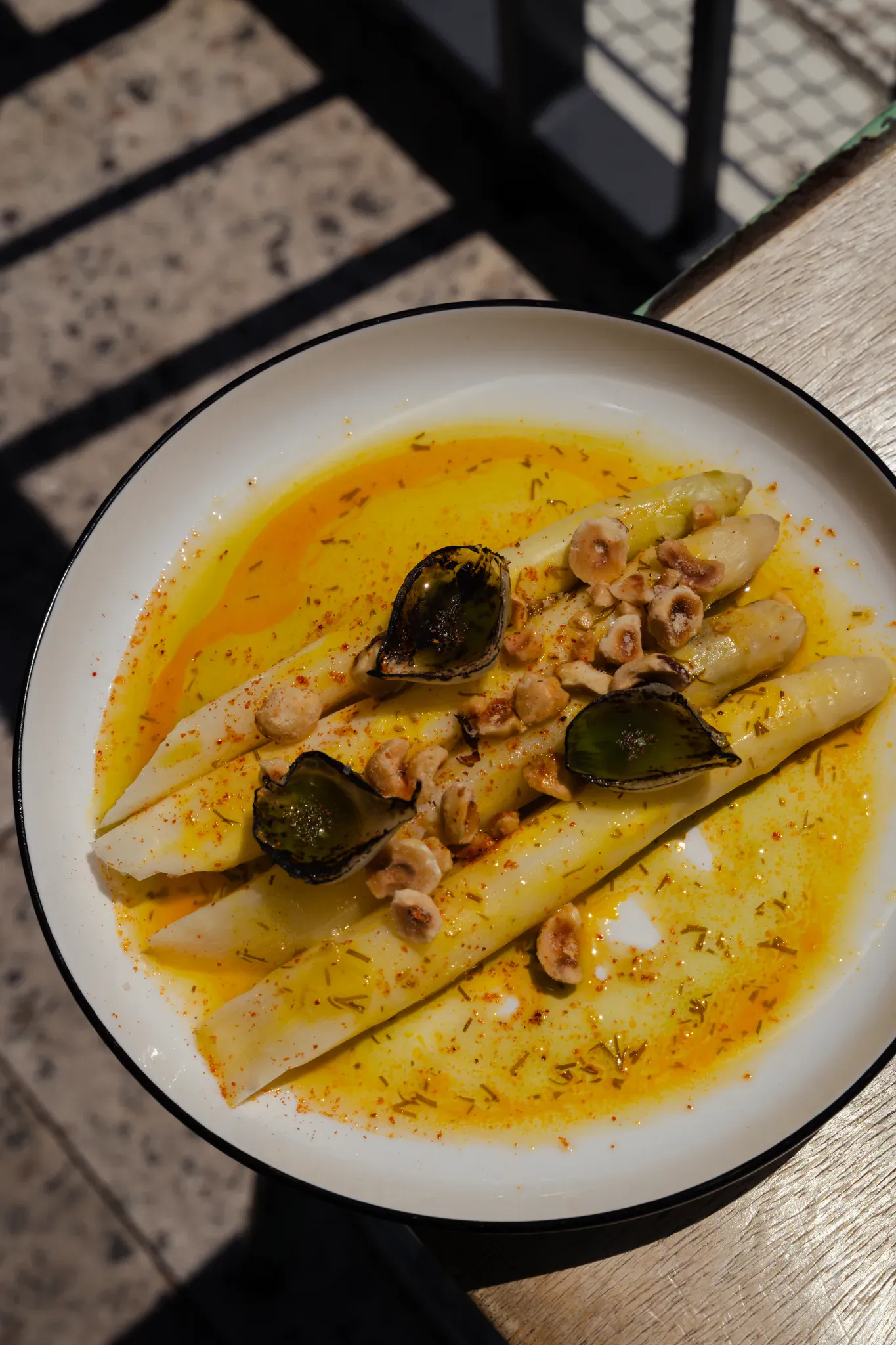 Asperges blanches, noisettes et huile safranée