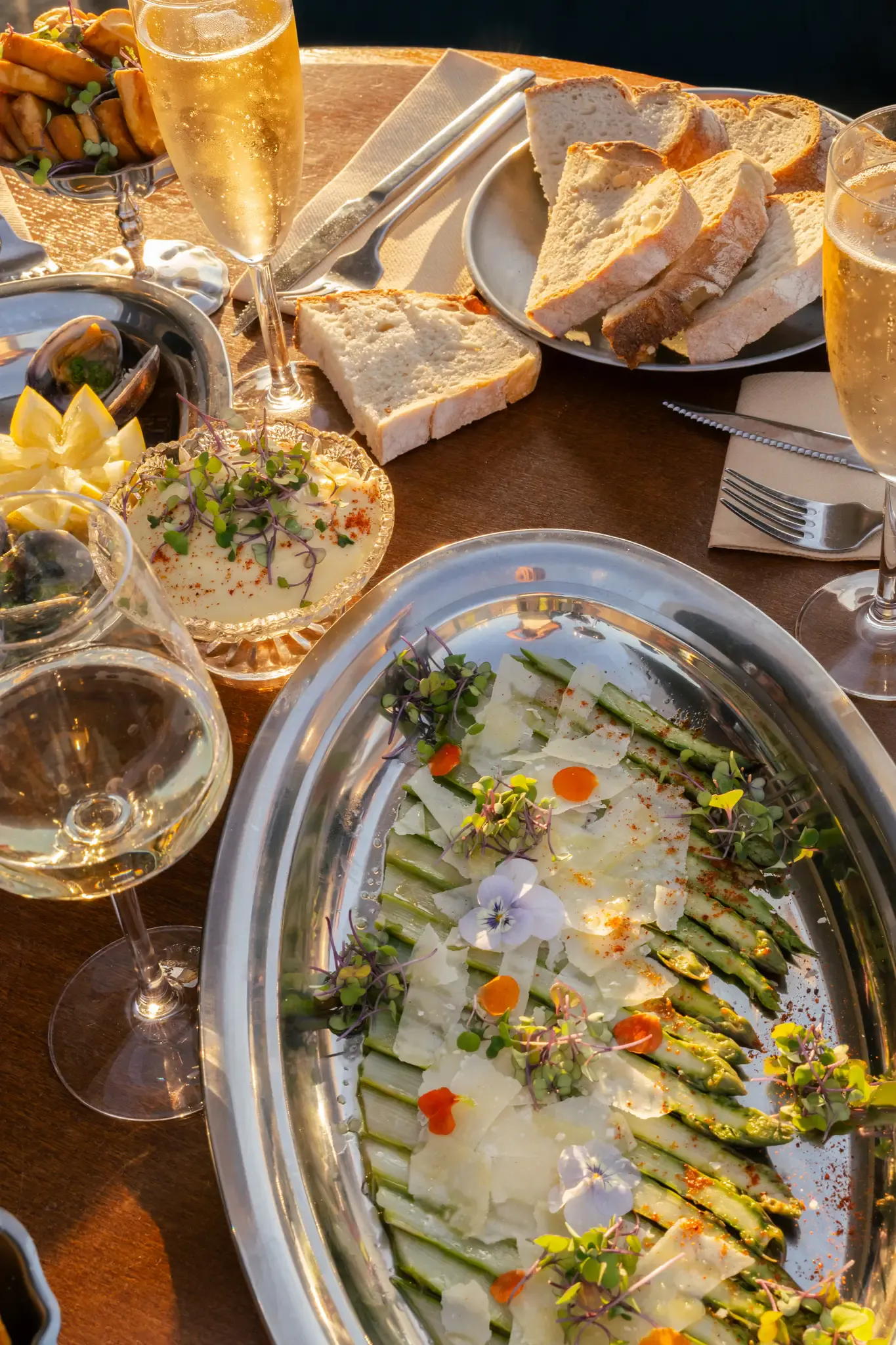 Carpaccio aux asperges et fleurs, cuisine méditerranéenne du chef