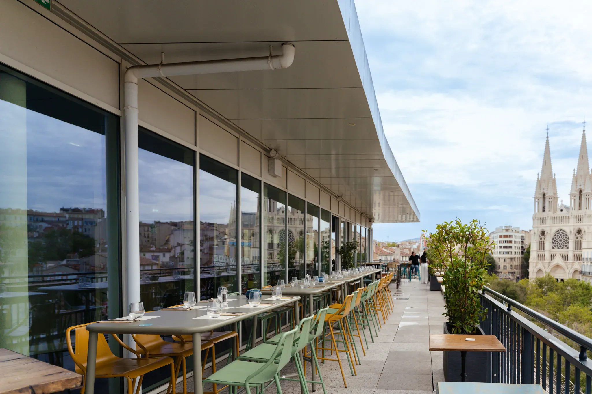 Terrasse en longueur dressée, l'église des Réformés en bout de perspective