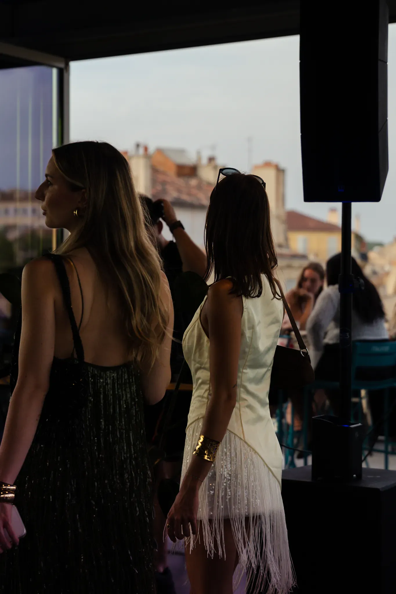 Convives en soirée sur la terrasse du rooftop