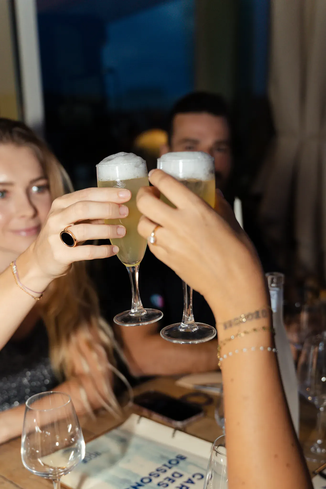 Deux coupes qui trinquent pendant un dîner en soirée