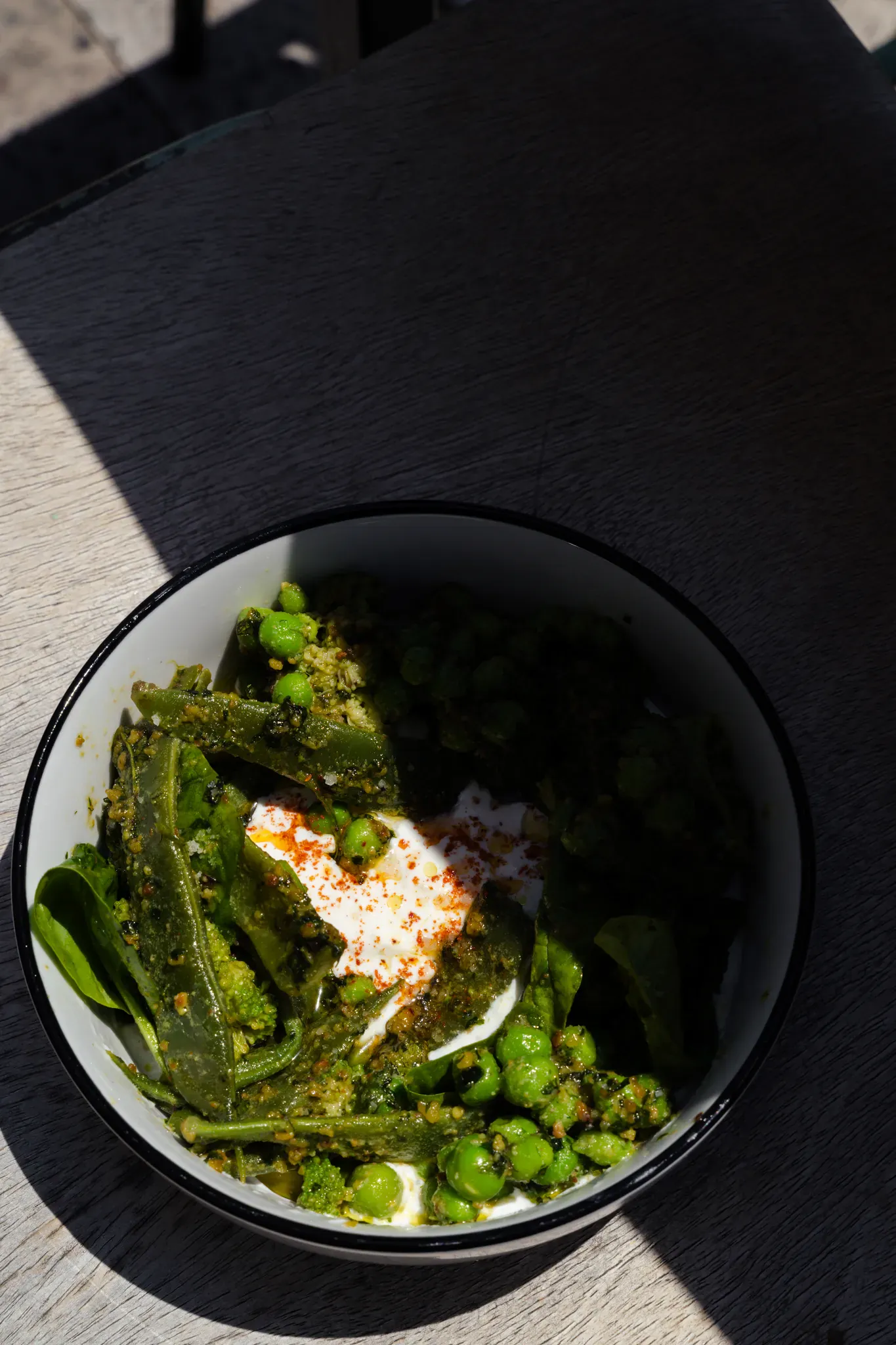 Assiette de légumes verts de saison et fromage frais
