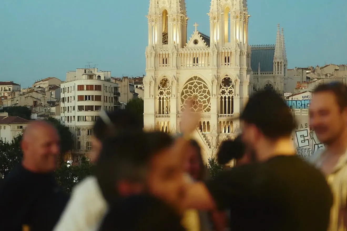 Apéro entre amis en terrasse, face à l'église des Réformés