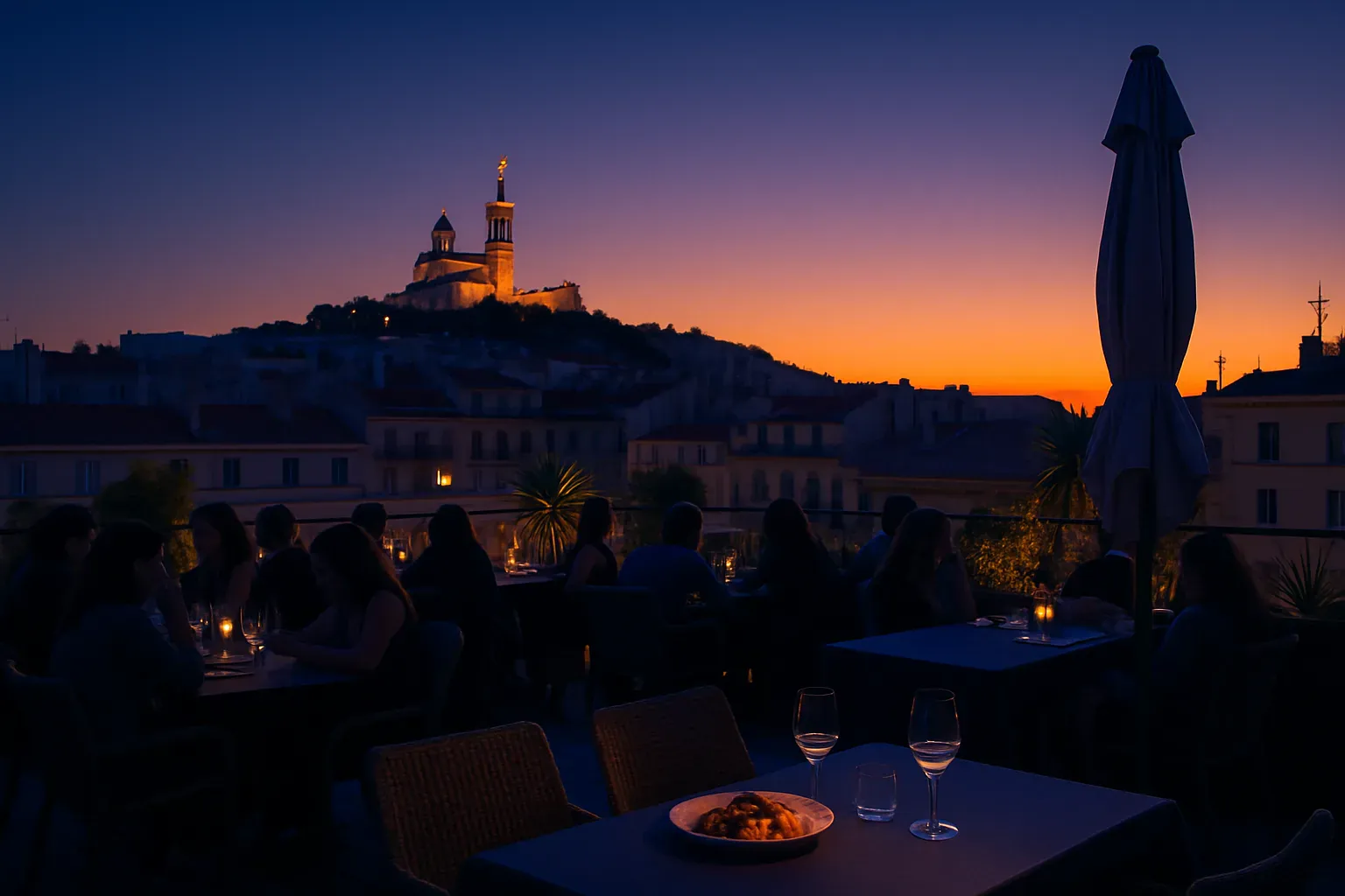 Ciel embrasé par le soleil couchant au-dessus des toits marseillais vus depuis une terrasse