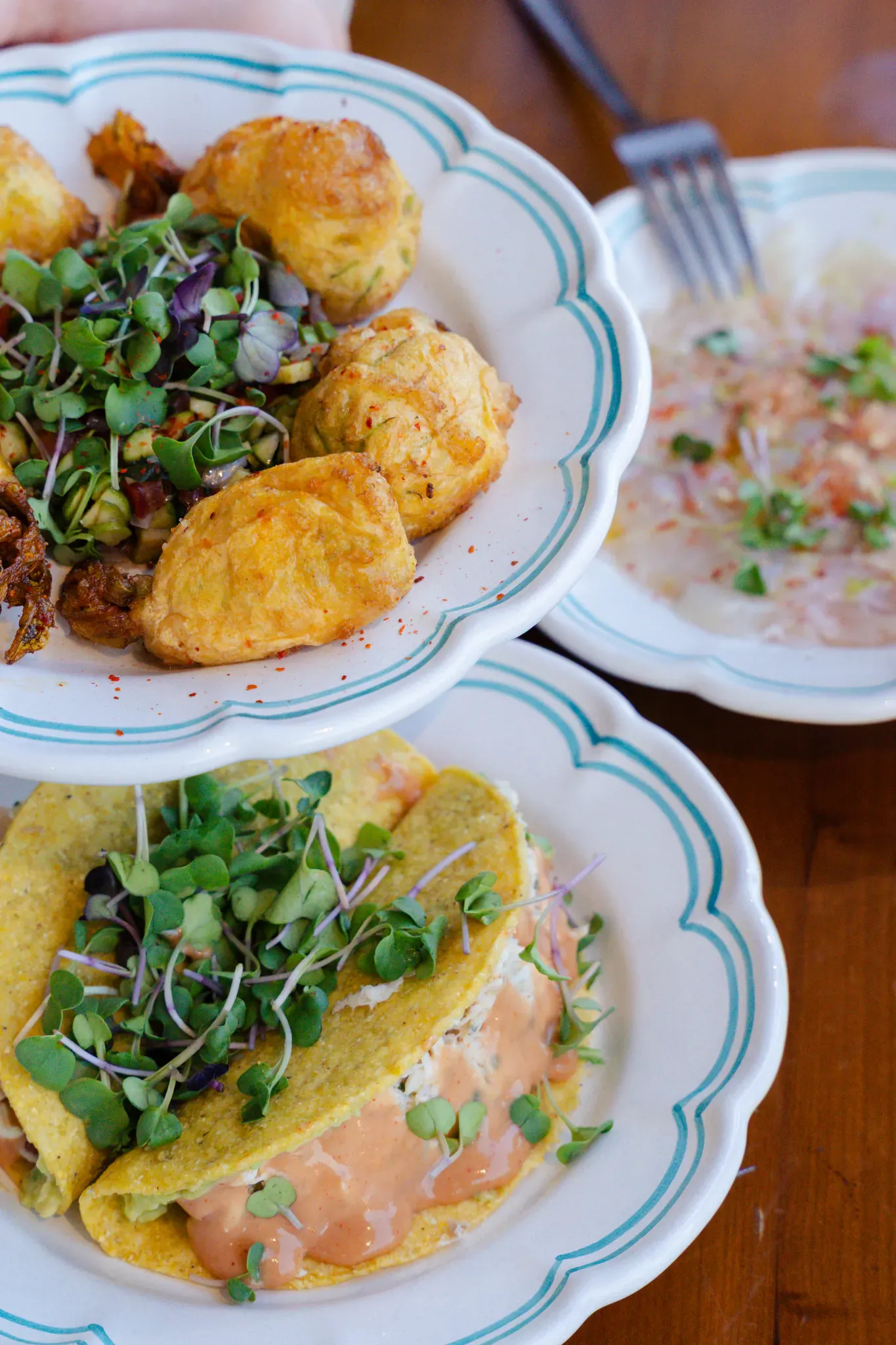 Assiettes à partager : beignets dorés, galette aux pousses fraîches et ceviche