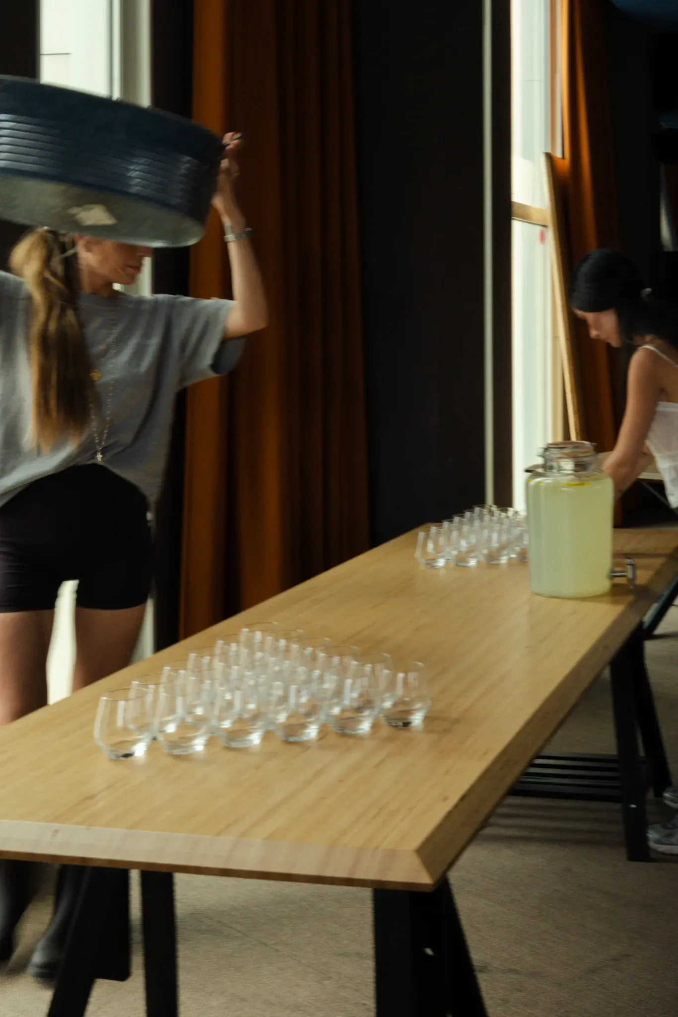 Mise en place des verres avant le service