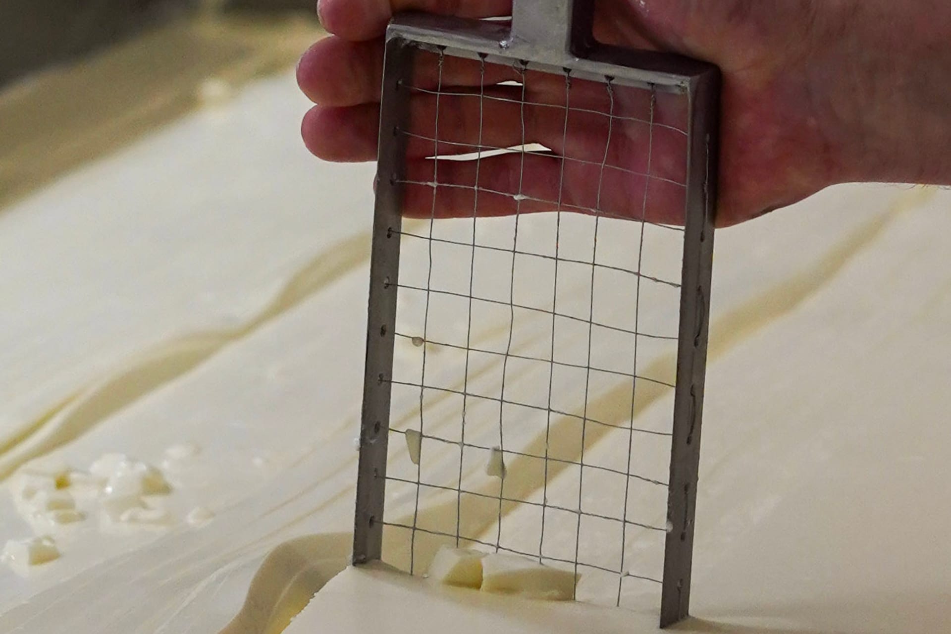Caillé de lait cru de brebis, étape précédant l'entrée dans les caves du Combalou