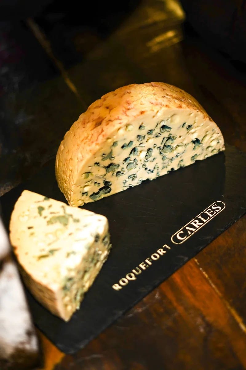 Assiette de risotto crémeux au Roquefort Carles, prêt à être dressé