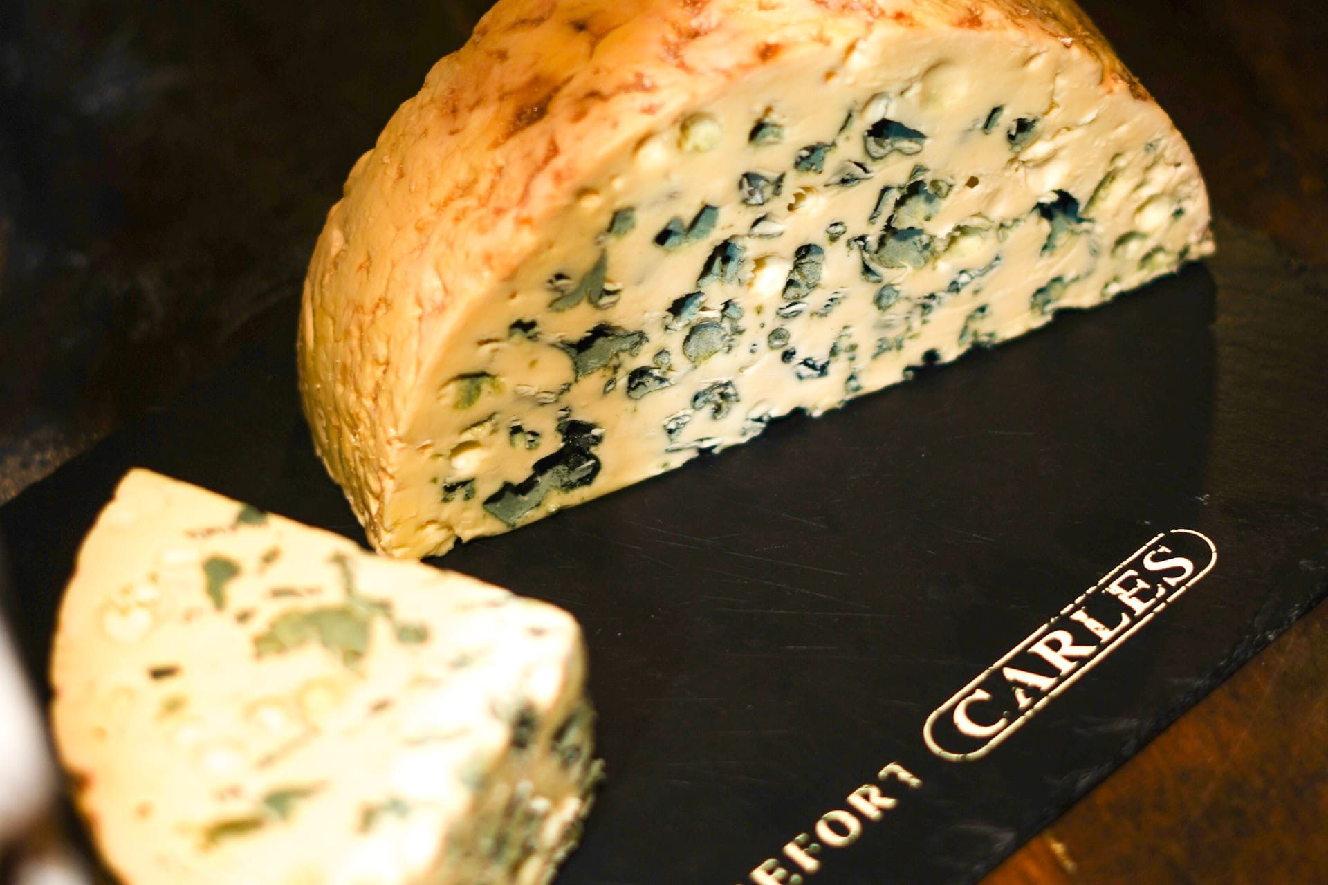 Texture crémeuse d'un risotto au Roquefort Carles, après la mantecatura