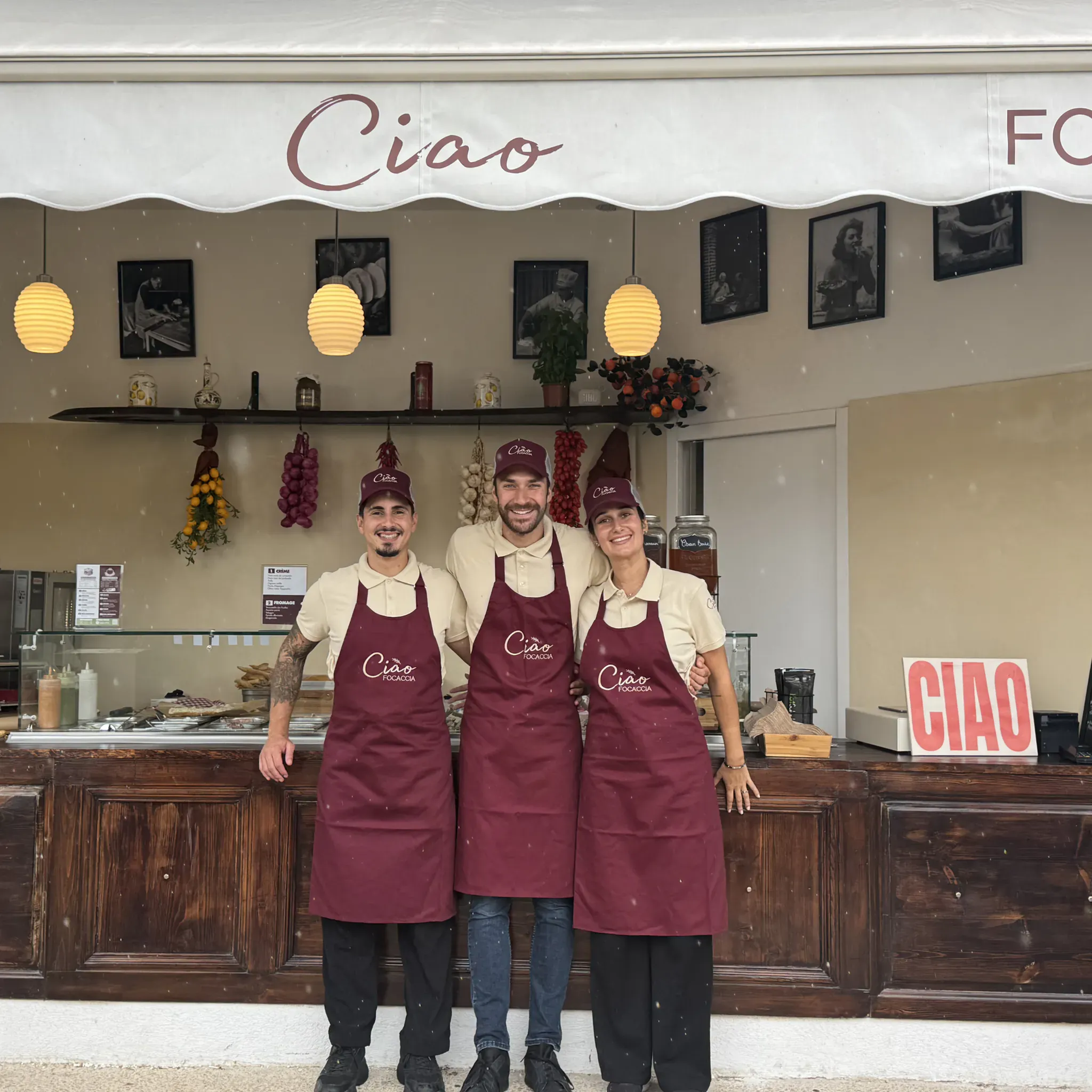 L'équipe du restaurant italien Ciao Focaccia devant son comptoir L'équipe du restaurant italien Ciao Focaccia devant son comptoir