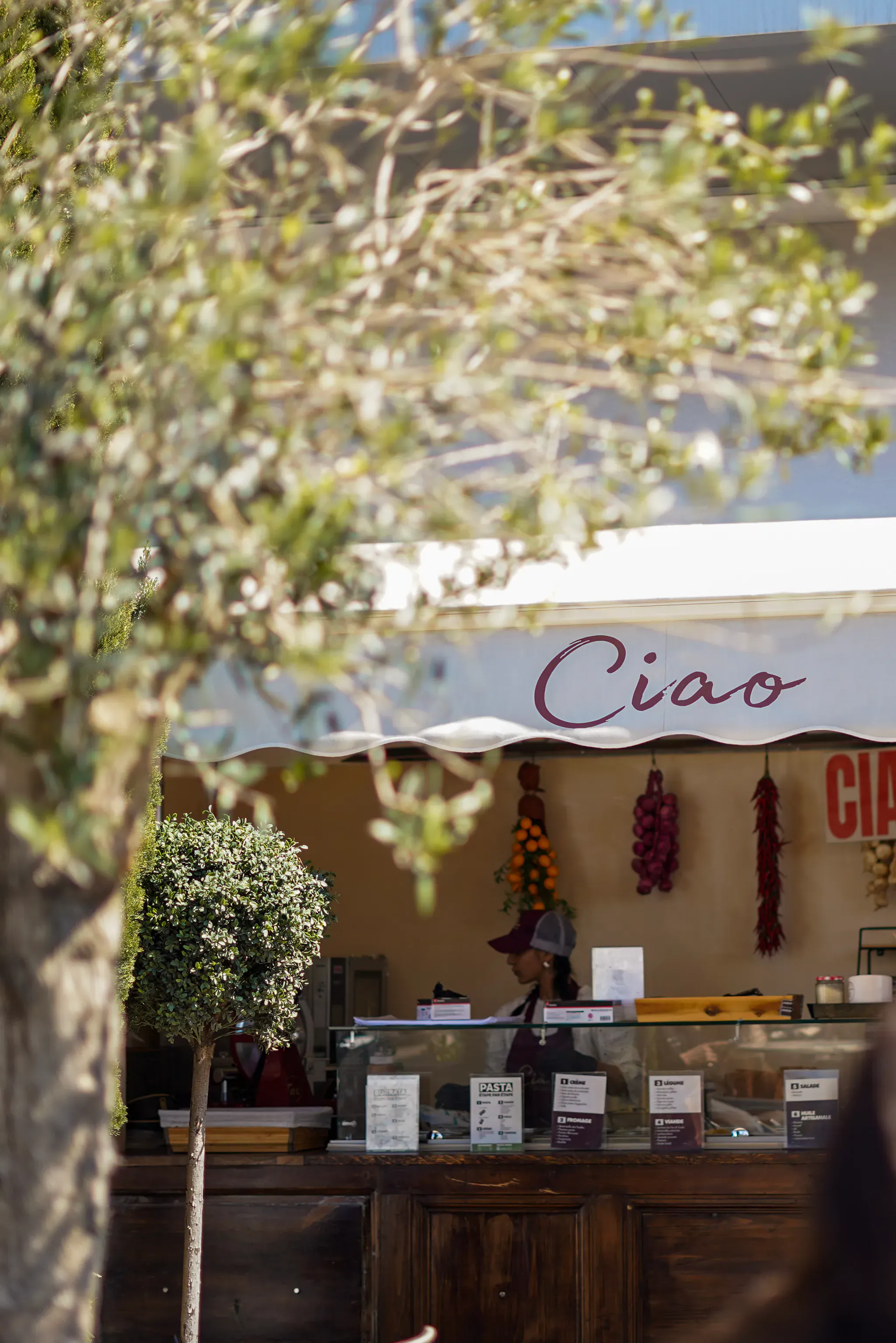 Le stand italien Ciao avec préparation de pâtes fraîches au comptoir Le stand italien Ciao avec préparation de pâtes fraîches au comptoir