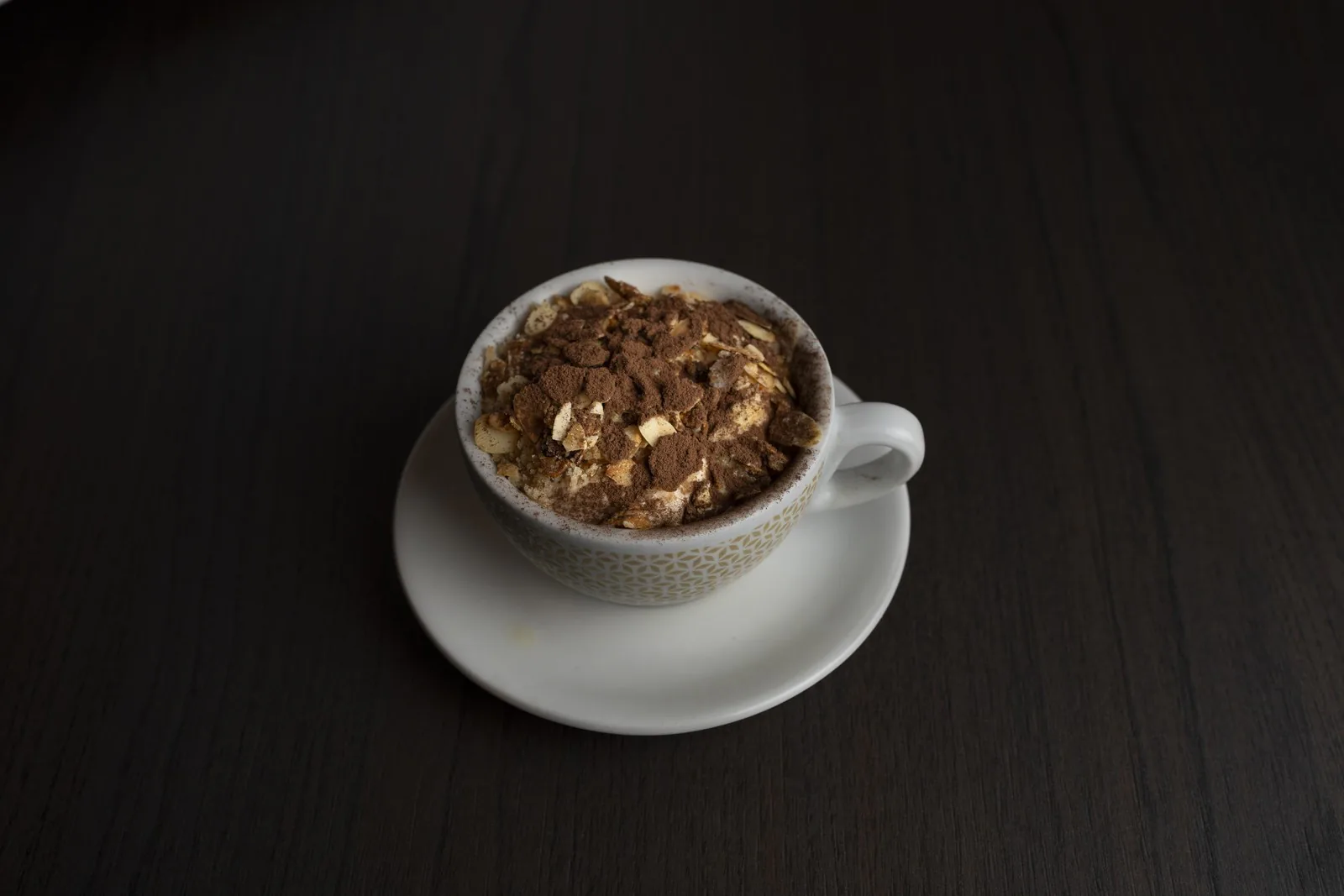 Crème de café glacée, amandes, amaretti et cacao