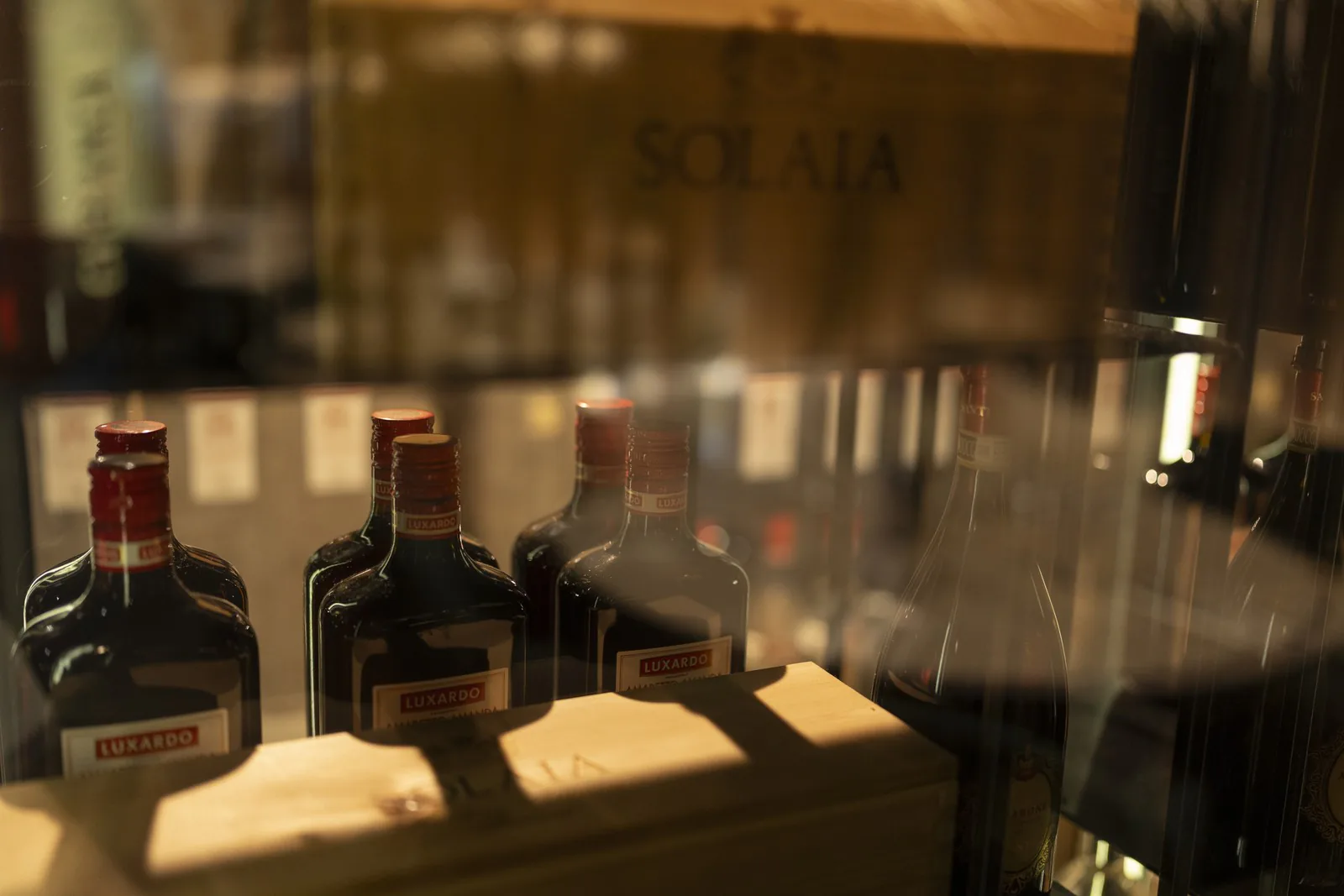 Bouteilles et caisses de vin italien