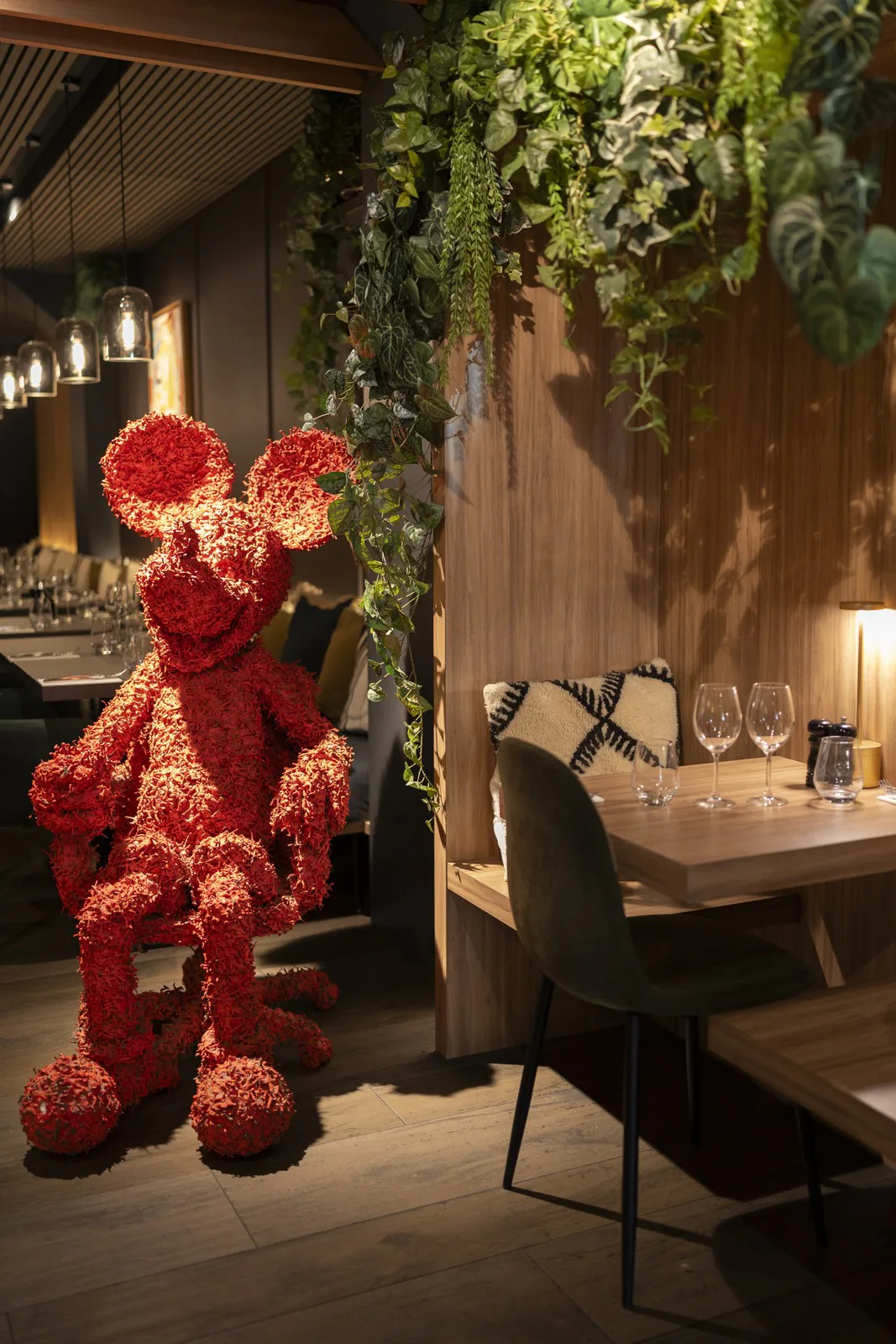L'ours rouge assis dans la salle