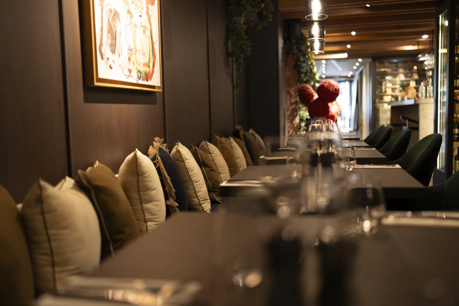 Banquette et tables dressées, l'ours rouge au fond