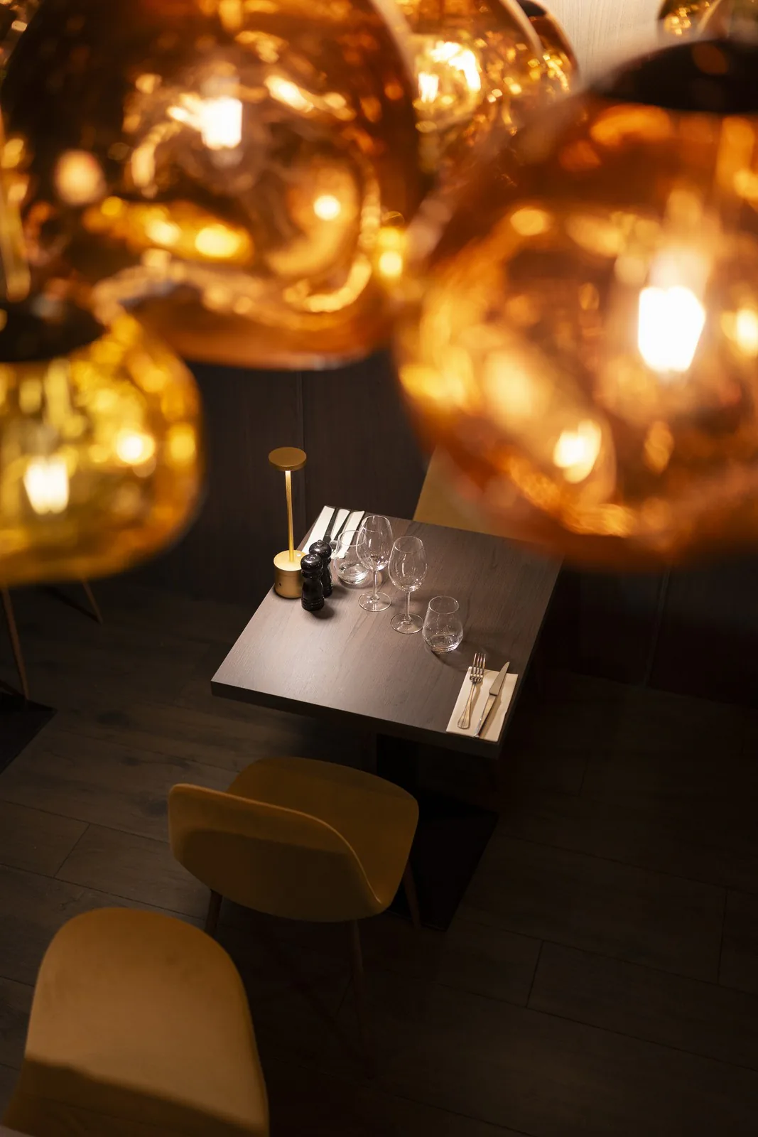 Suspension dorée au-dessus d'une table