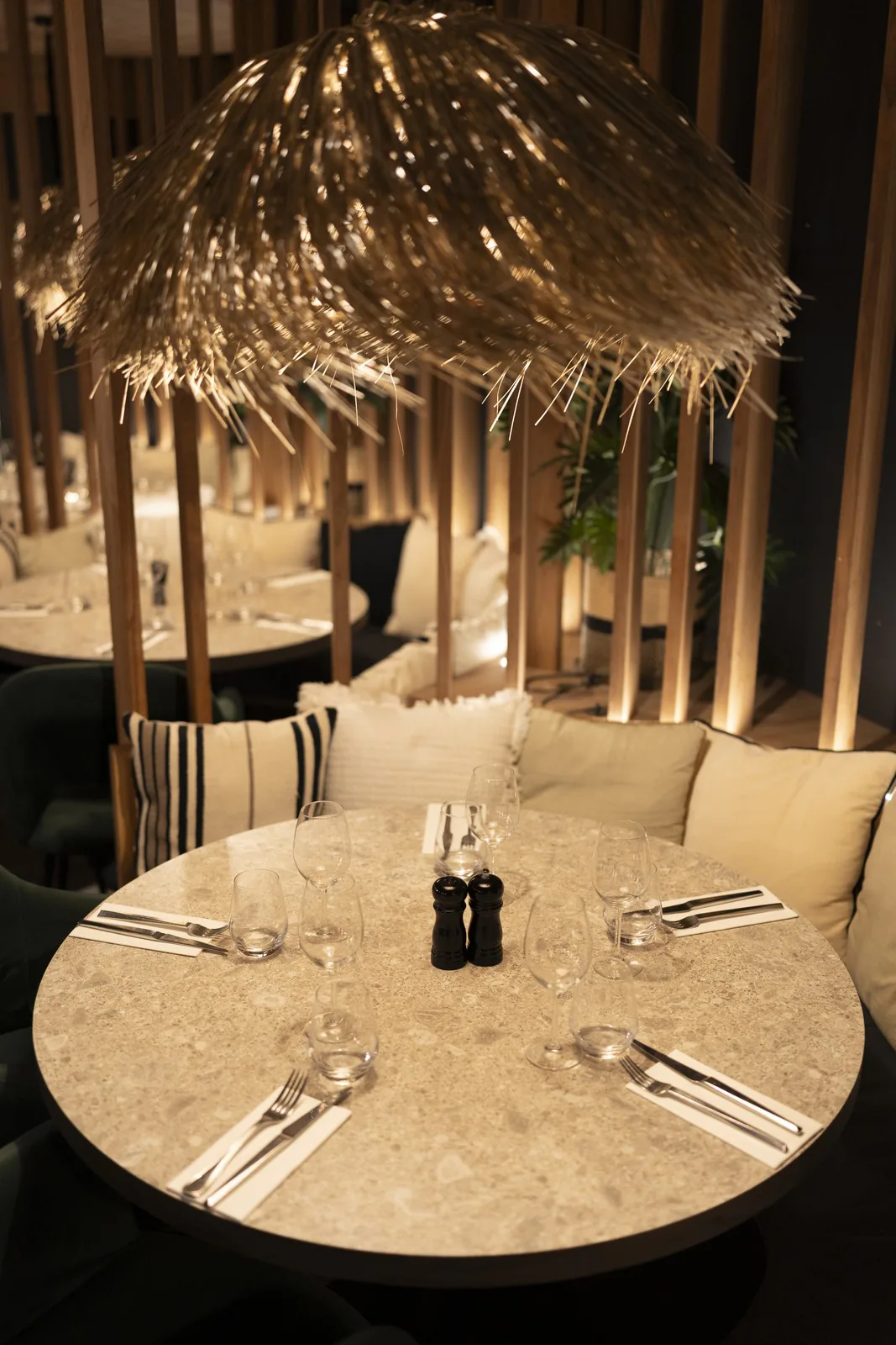 Table ronde dressée, vue rapprochée