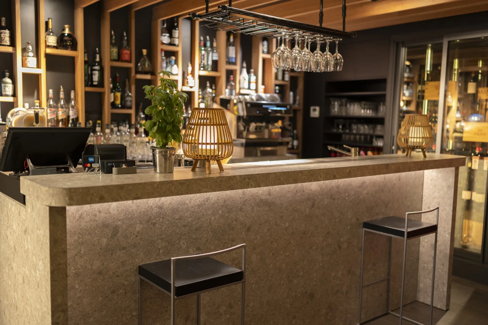 Le bar et ses bouteilles