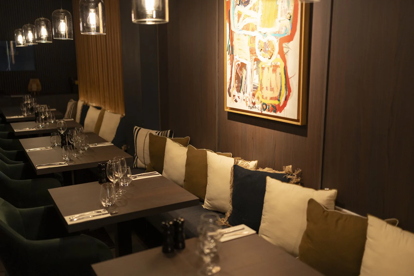 La salle, sa banquette et ses tableaux