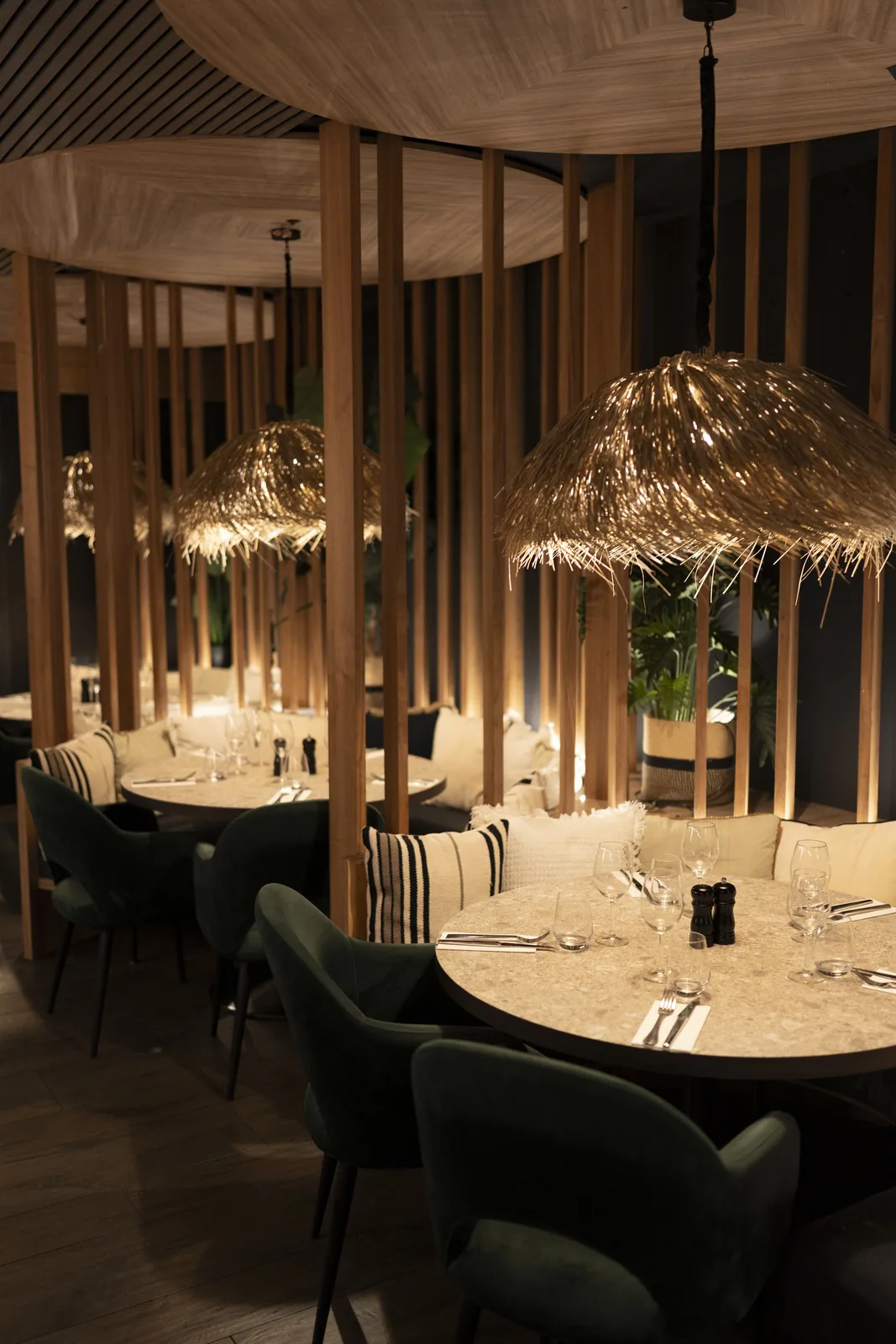 Tables rondes et suspensions en paille