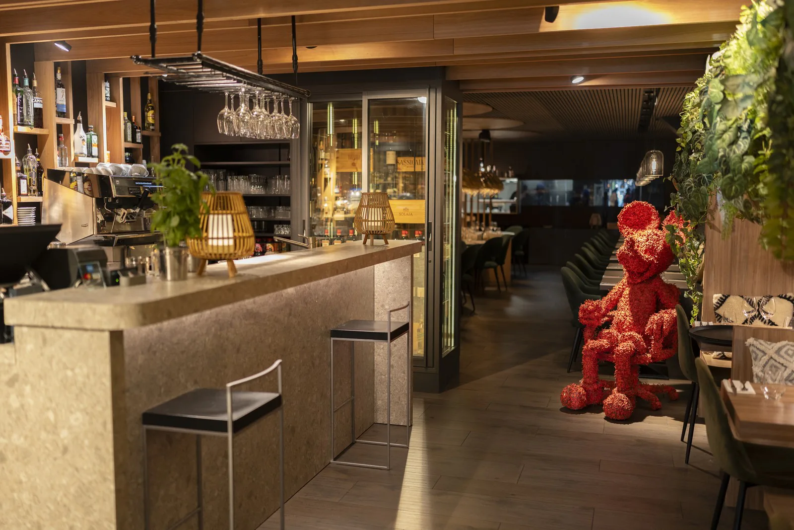 Le bar, l'ours rouge en arrière-plan