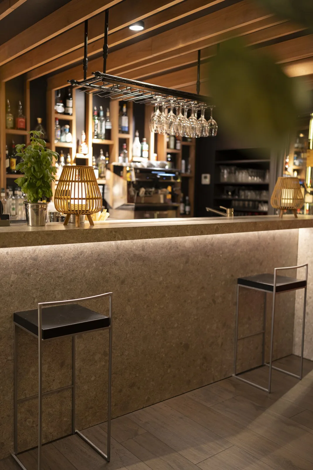 Le comptoir du bar, vue de côté