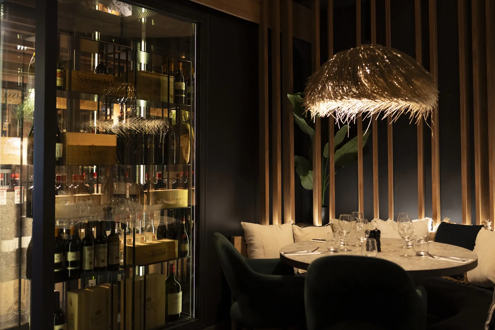 La cave à vin et une table ronde