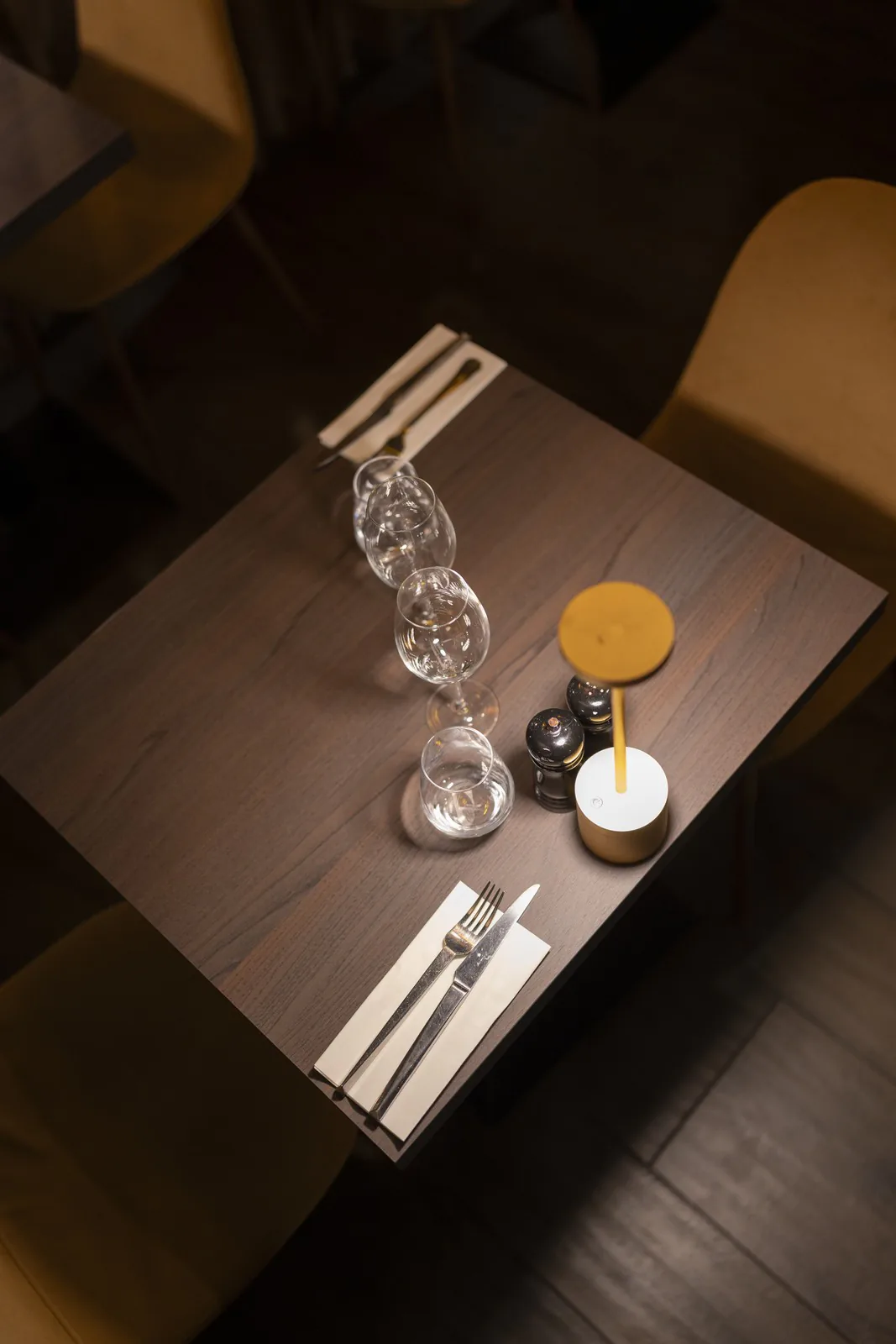 Table dressée, vue du dessus