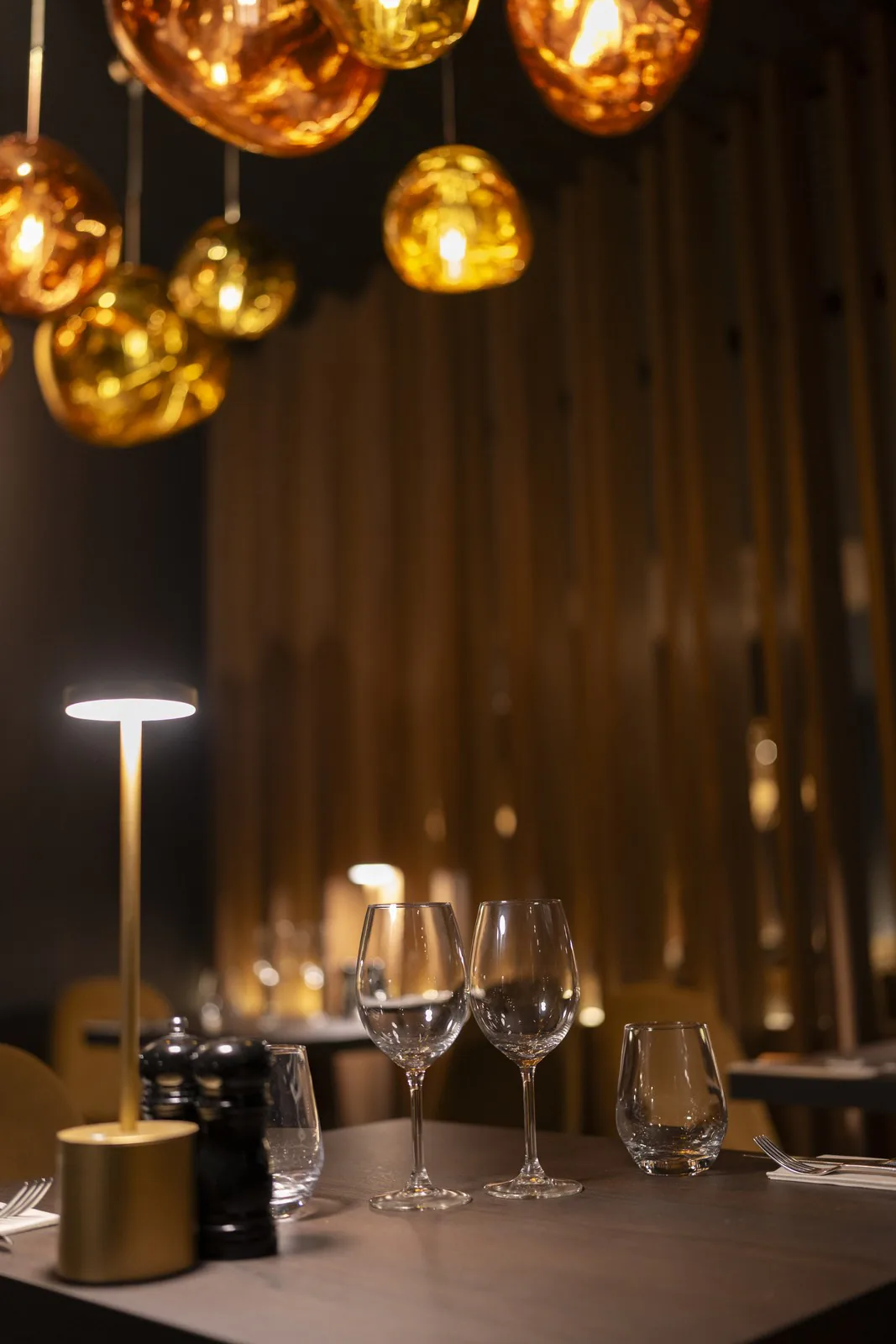 Verres et lampe sur une table dressée