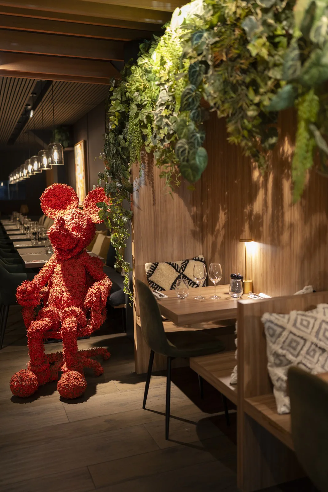 L'ours rouge de la salle