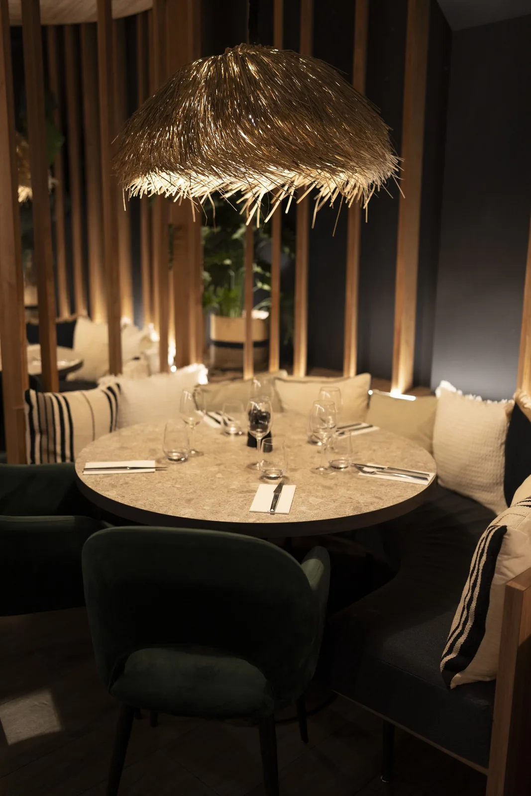 Table ronde sous une suspension en paille