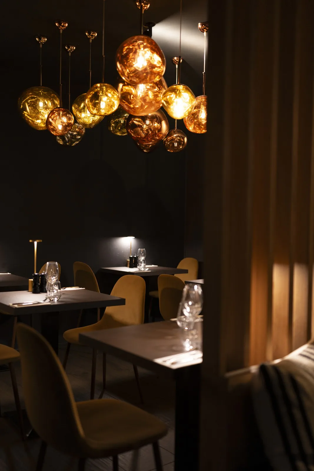 Tables sous les suspensions dorées