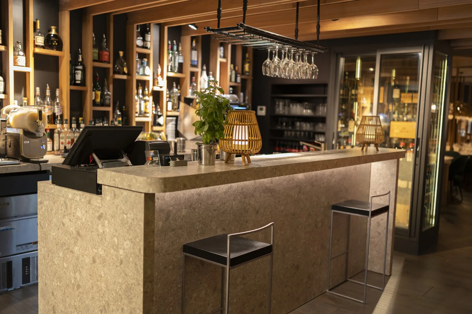 Le bar et ses tabourets