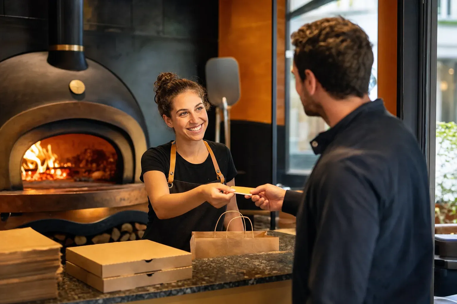 Illustration : régler une pizza au feu de bois avec des titres-restaurant chez Vecchio Forno à Taverny