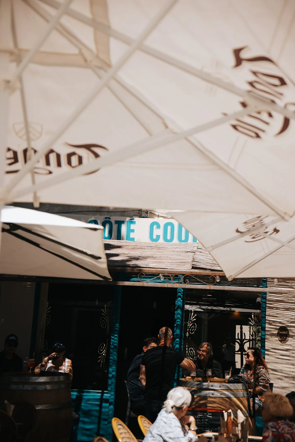 L'enseigne et la façade turquoise de Côté Cours, cours des Platanes