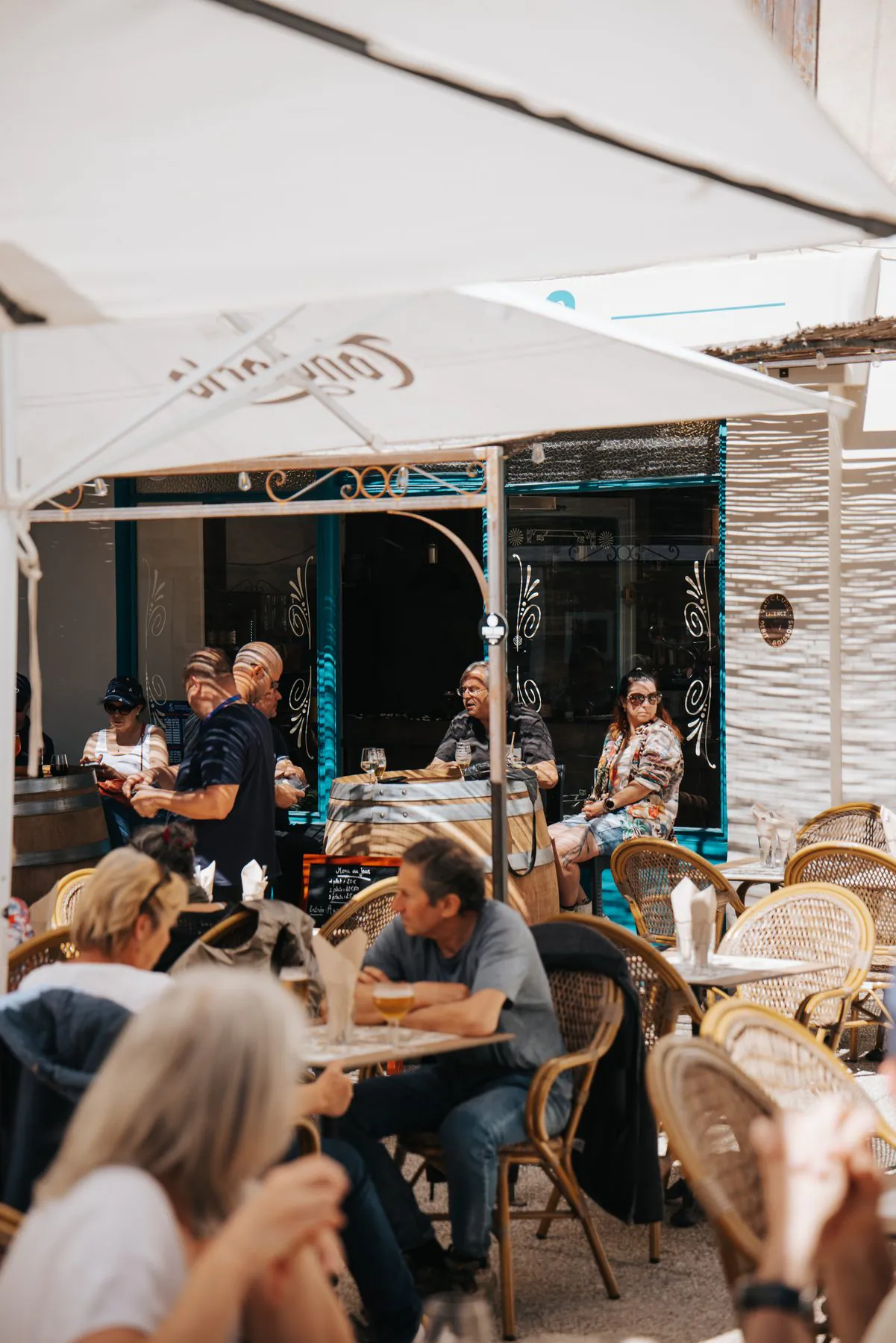 La terrasse de Côté Cours sous les platanes du cours, à Mornas