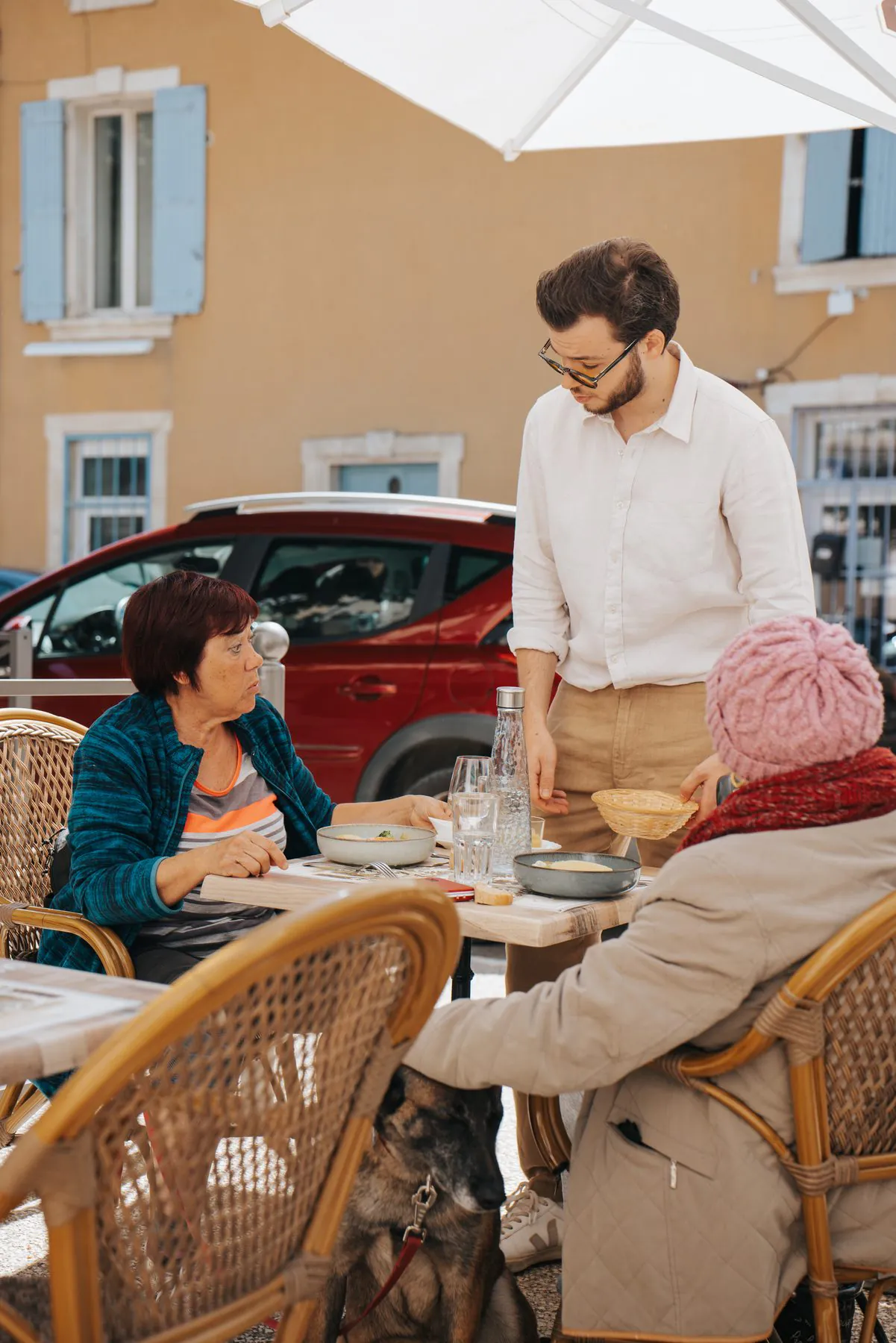 Léo Ricard au service, en terrasse, auprès des convives