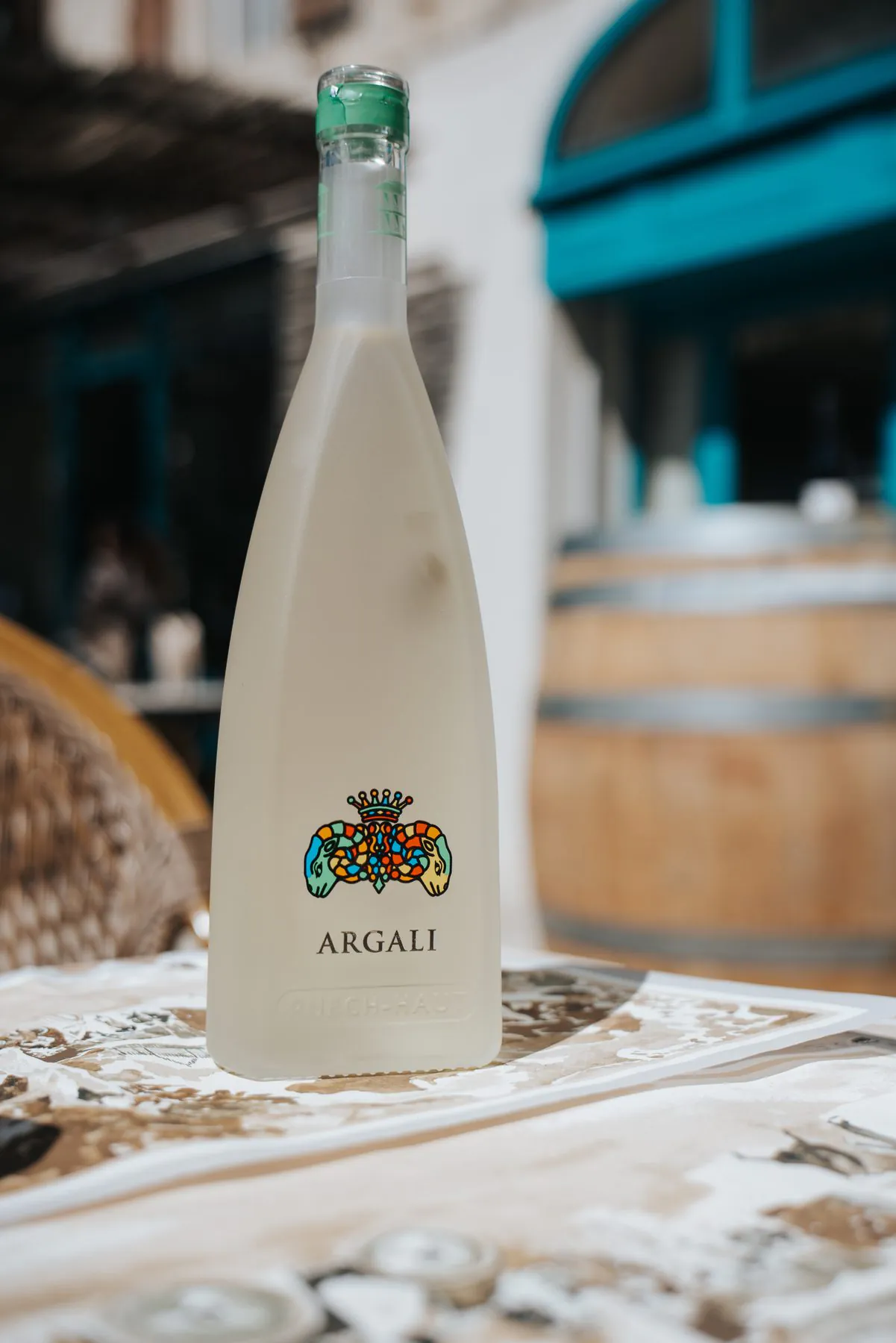 Une bouteille d’Argali, blanc du Château Puech-Haut, posée sur une table de la terrasse