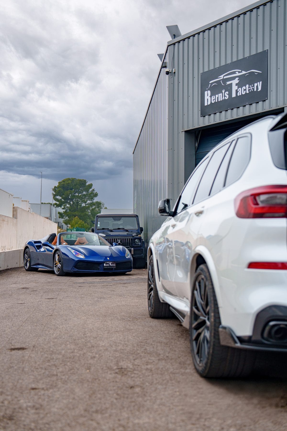 Atelier Bernis Factory, voiture sportive en préparation