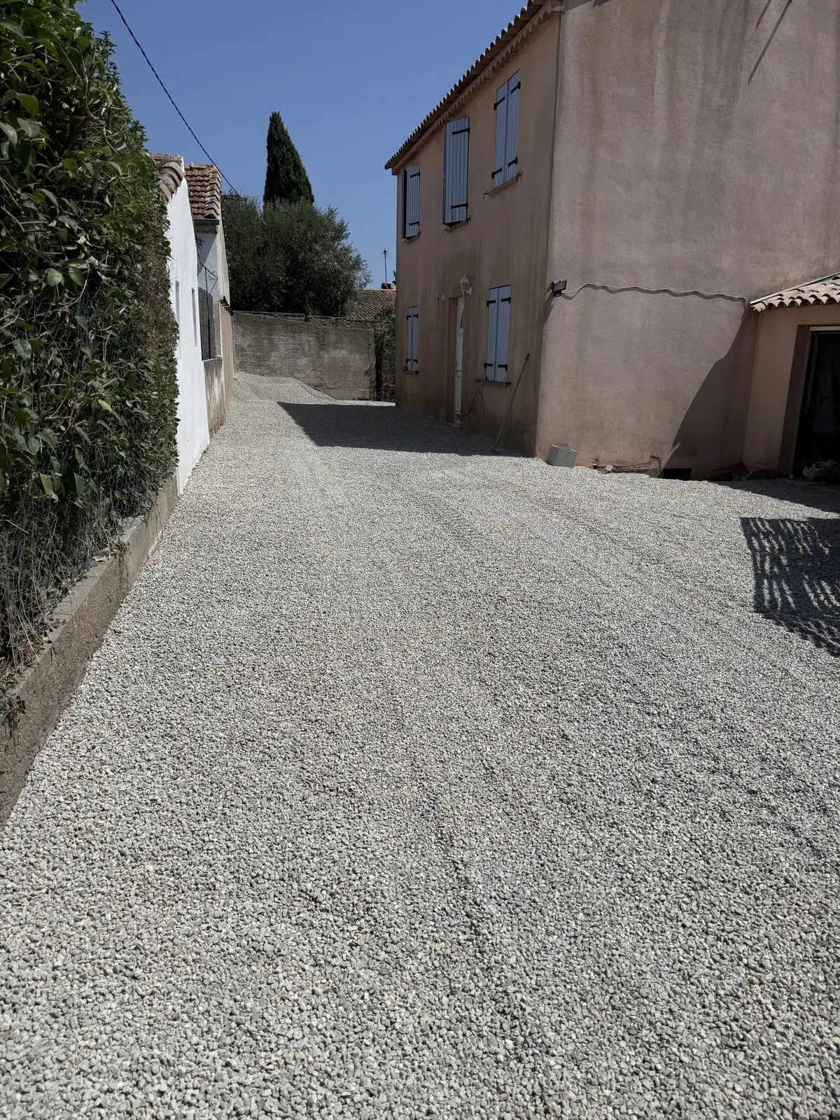 Gravier étalé sur une allée en cours de terrassement
