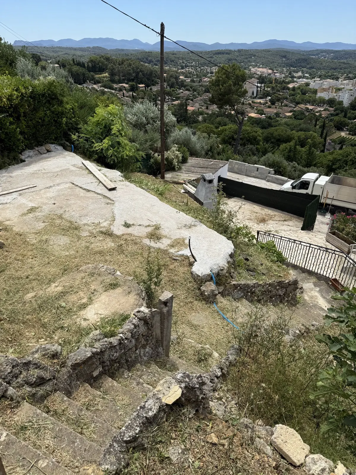 Restanque débroussaillée avec vue sur la vallée