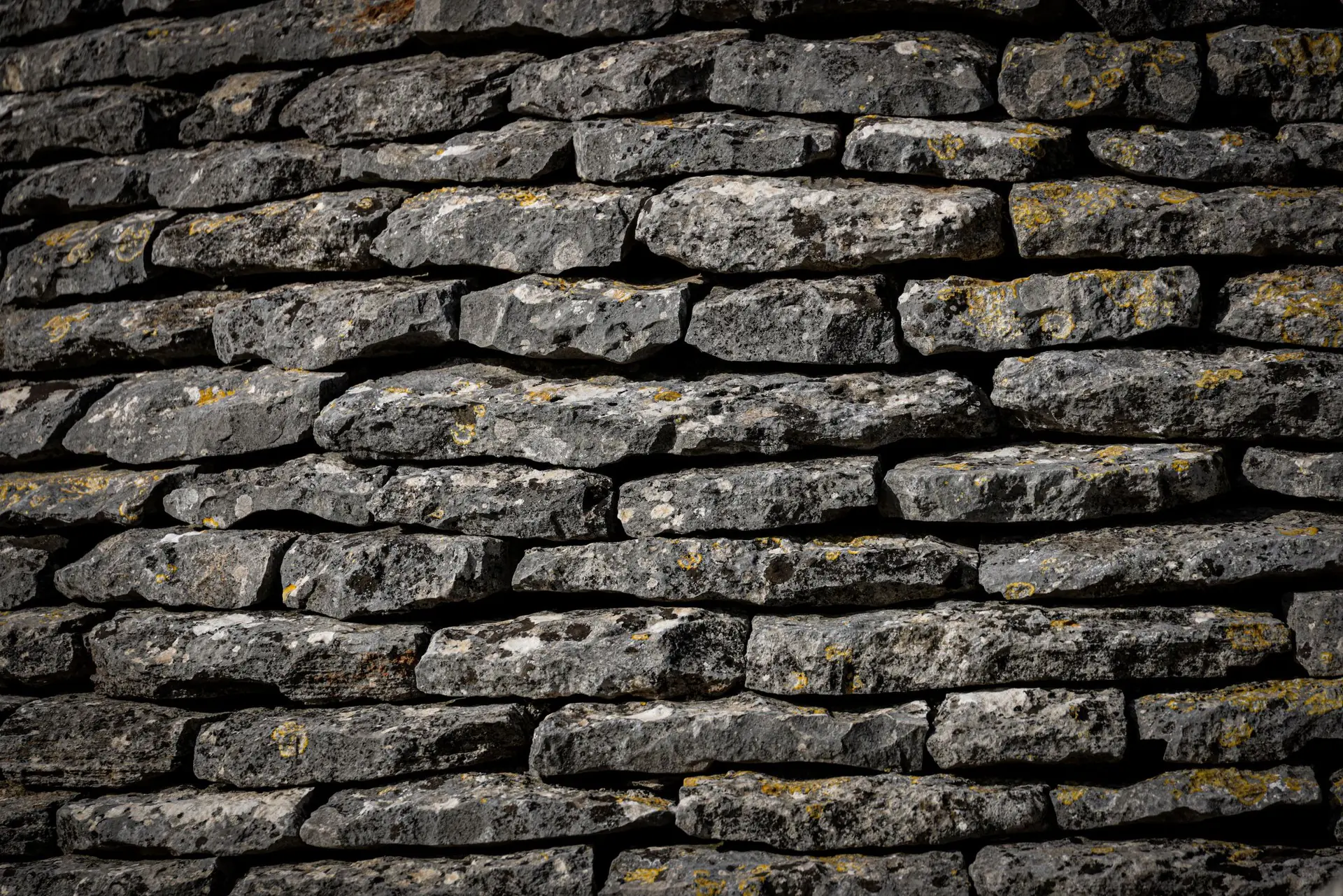 Mur en pierres sèches empilées