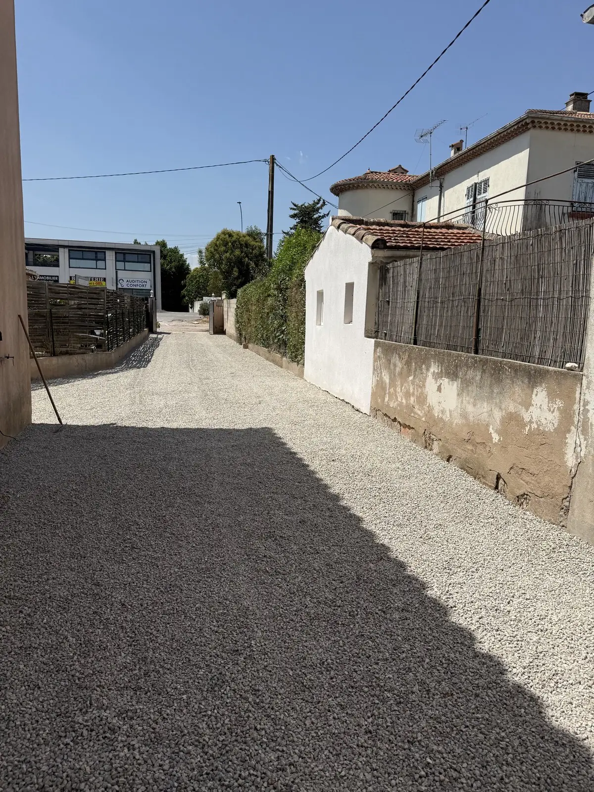 Après : allée finie en gravier clair