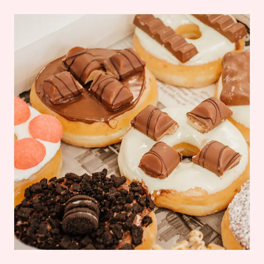 Boîte de donuts garnis de Kinder et d’Oreo