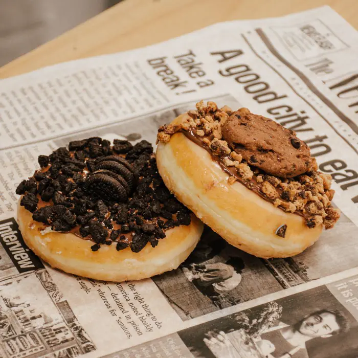 Donuts posés sur du papier journal