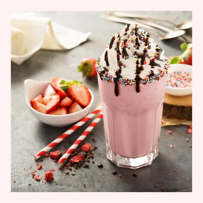 Milkshake à la fraise surmonté de chantilly