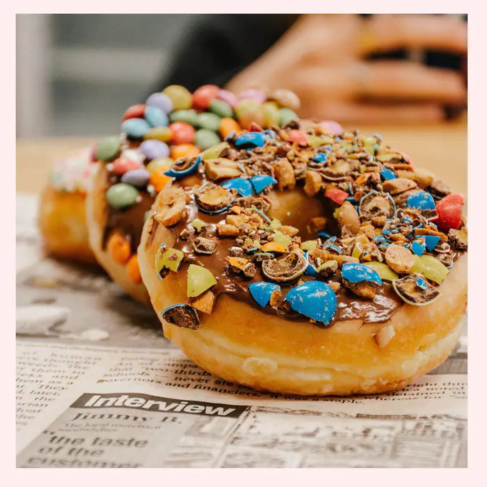 Donut en gros plan recouvert de billes colorées