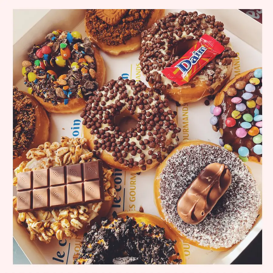 Plateau de donuts nappés et garnis de biscuits