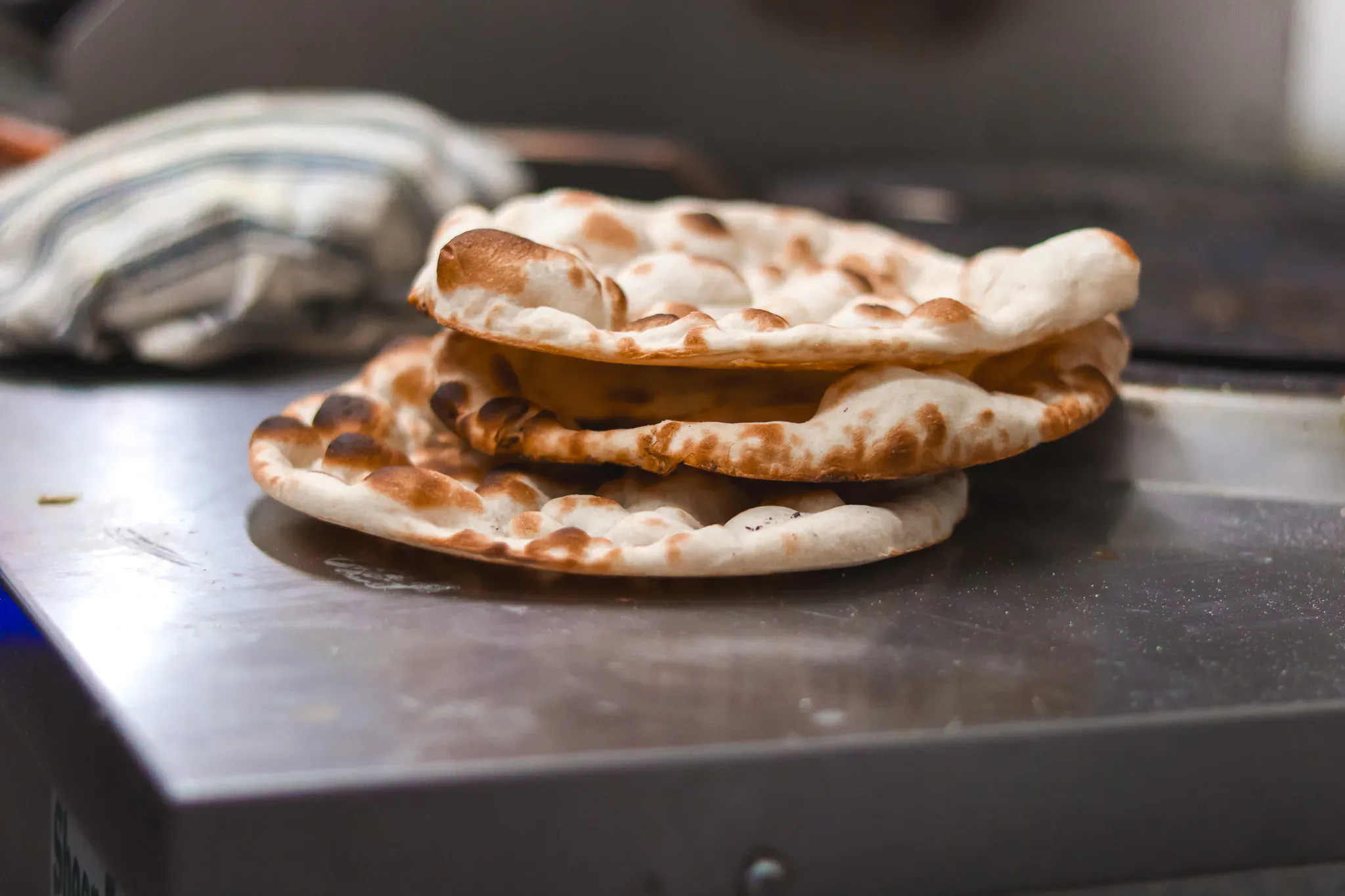 Naan indien traditionnel - Le pain utilisé comme cuillère naturelle dans la cuisine indienne